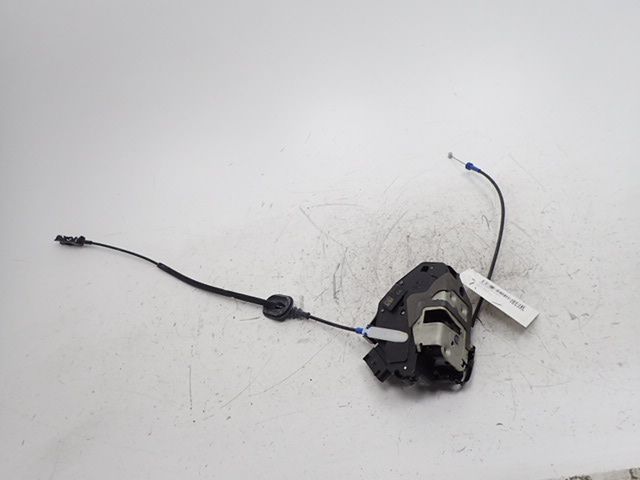 Serrure de porte avant droite