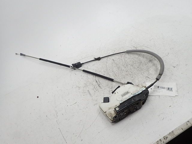 Serrure de porte avant droite