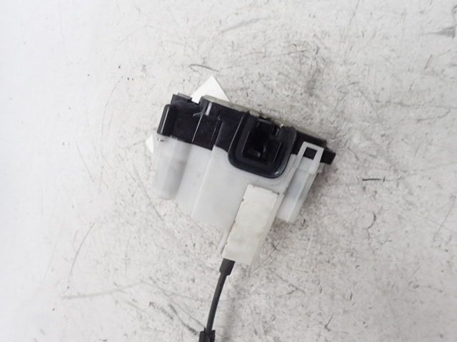 Serrure de porte avant gauche