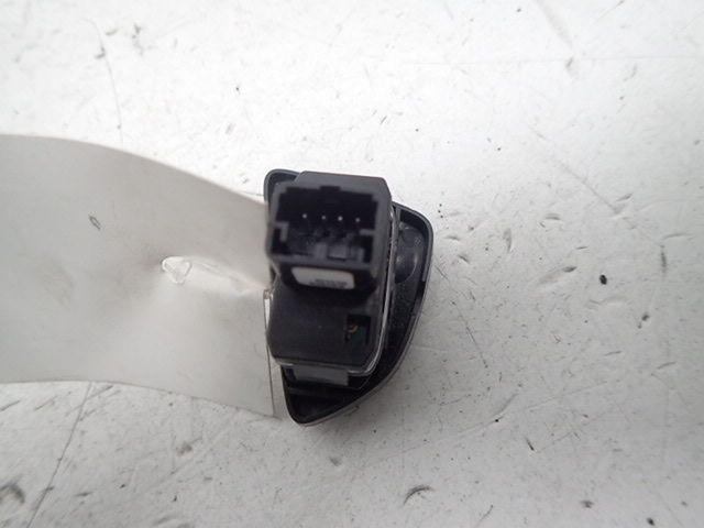 Commande lève-vitre avant droit