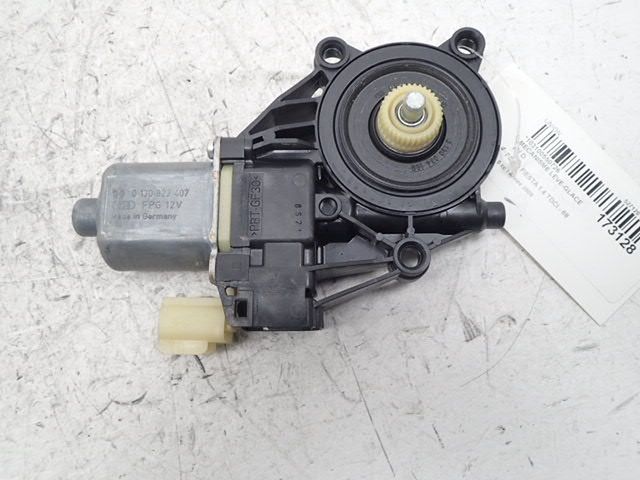 Leve-vitre manuel avant droit