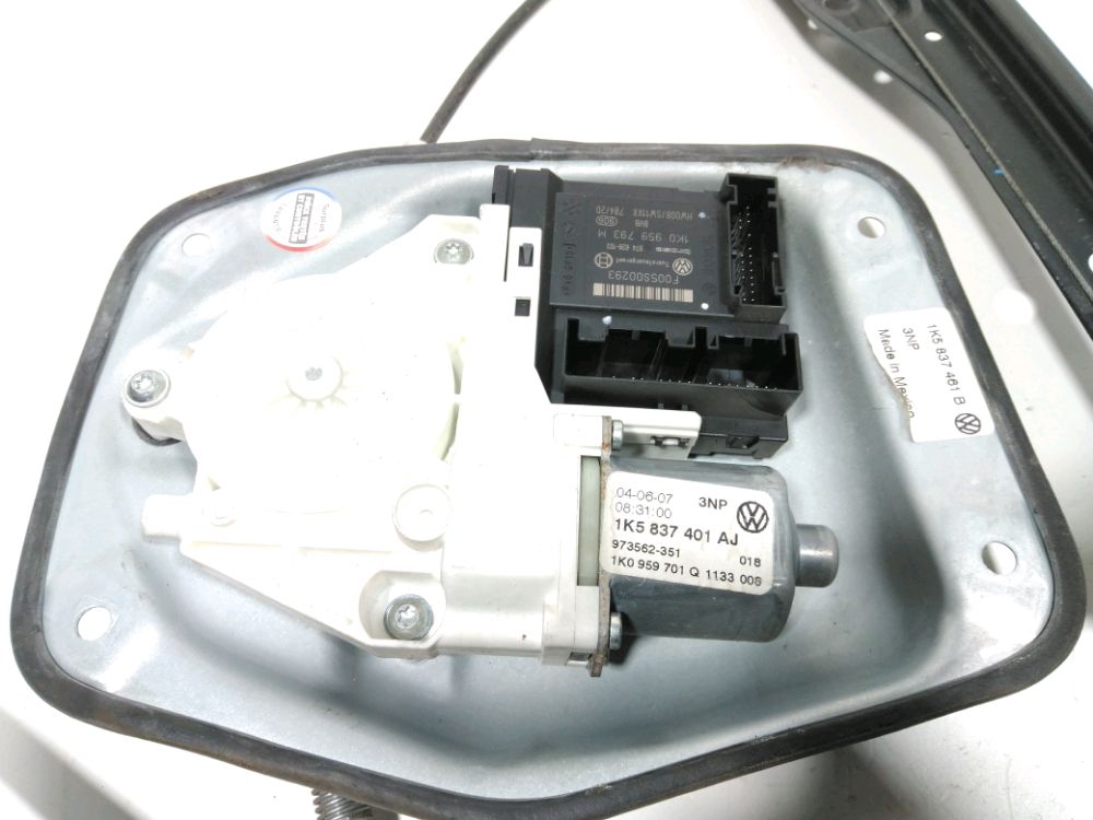 Lève-vitre électrique avant gauche