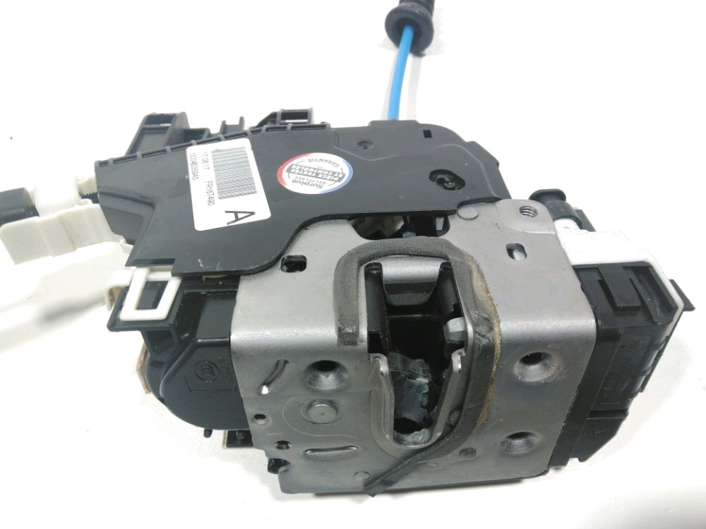 Serrure de porte avant droite