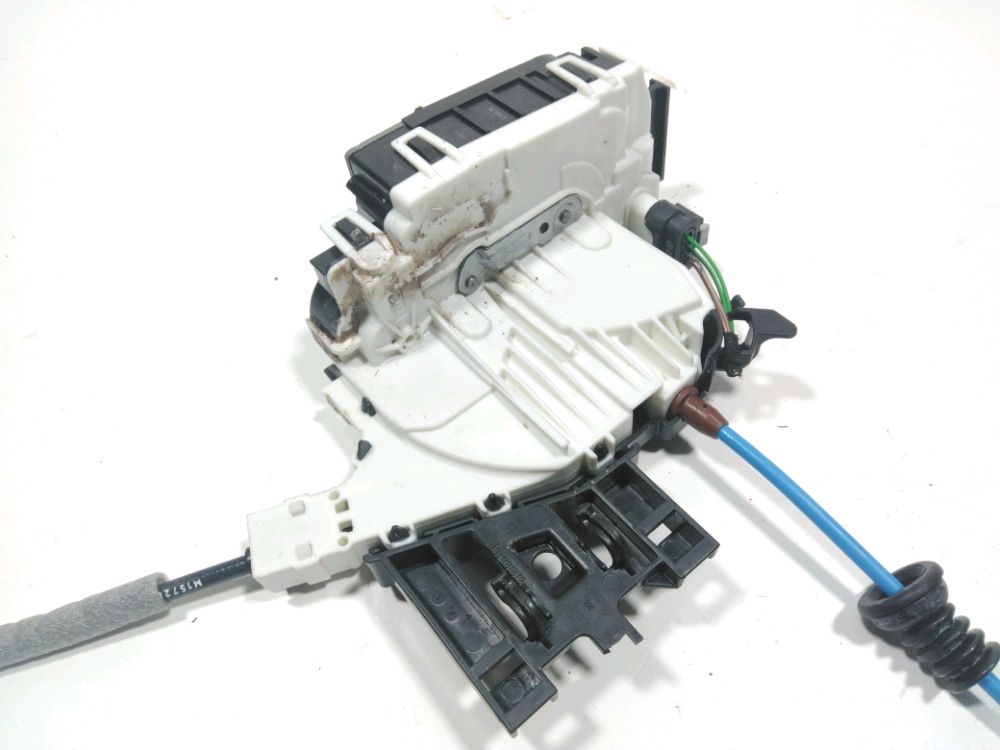 Serrure de porte avant droite