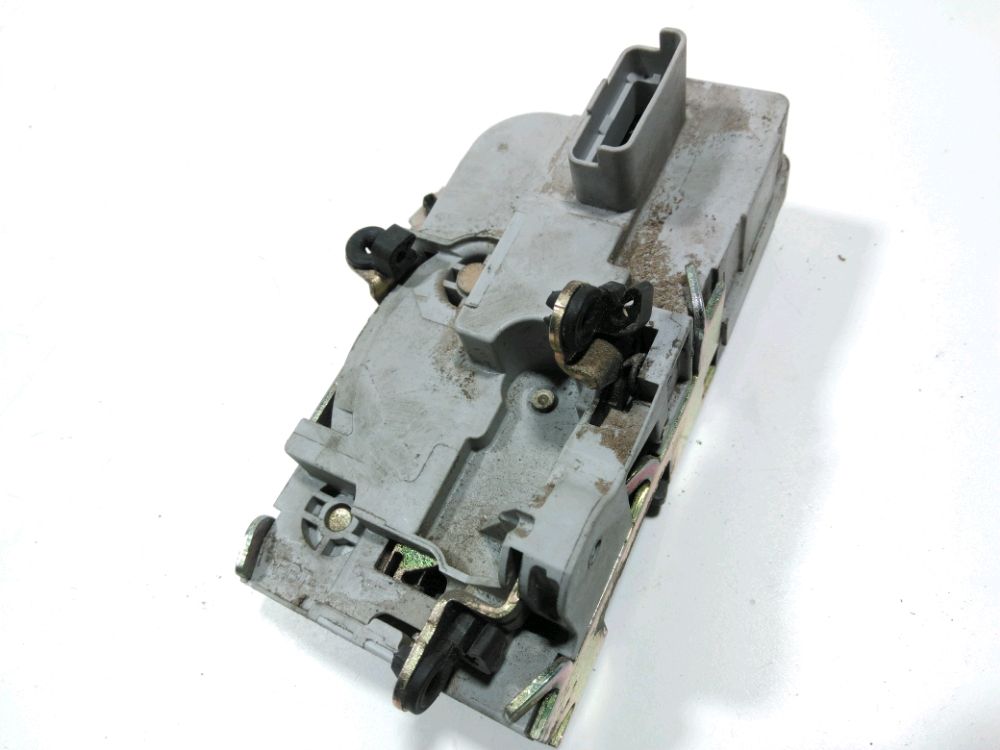 Serrure de porte avant droite