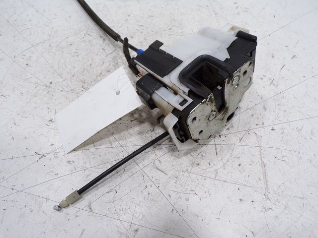 Serrure de porte avant gauche