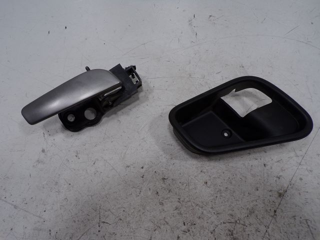 Poignee interieure porte avant gauche