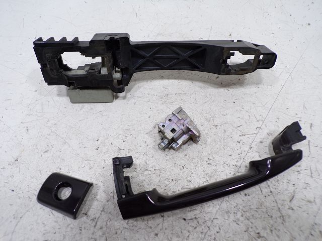 Poignee exterieure avant gauche