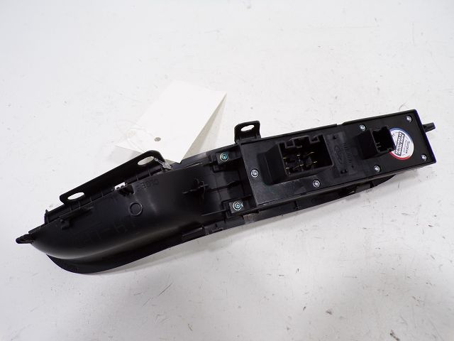 Commande lève-vitre avant gauche