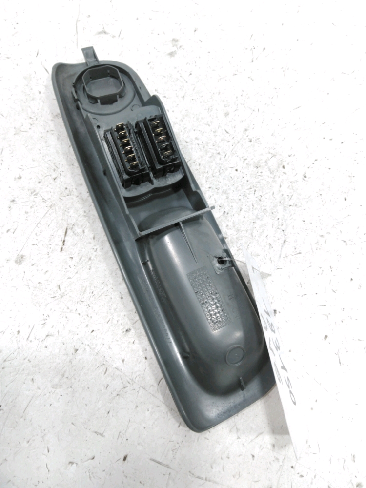 Commande lève-vitre avant gauche