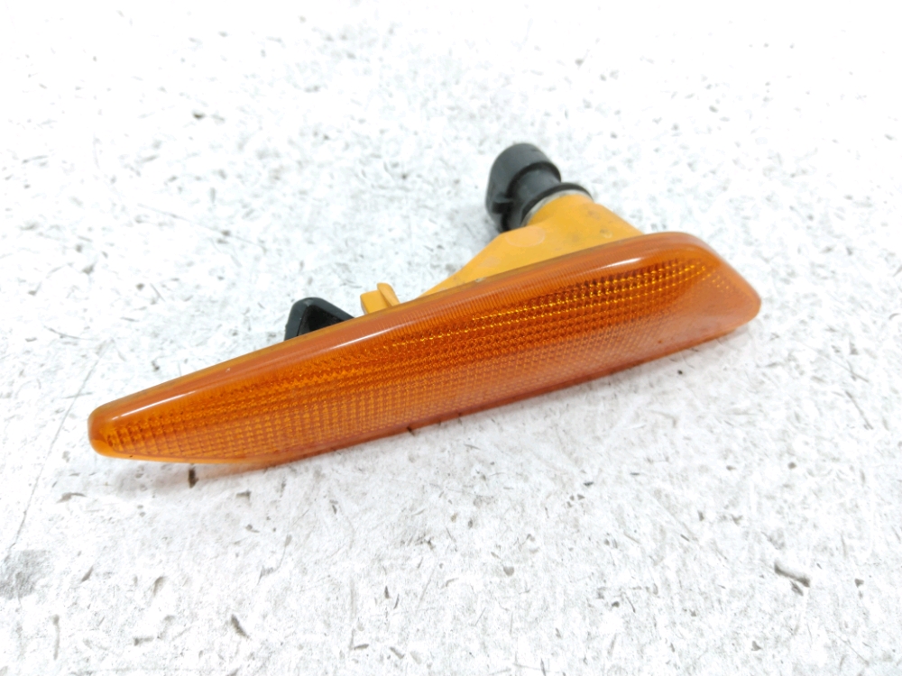 Repetiteur d'aile gauche