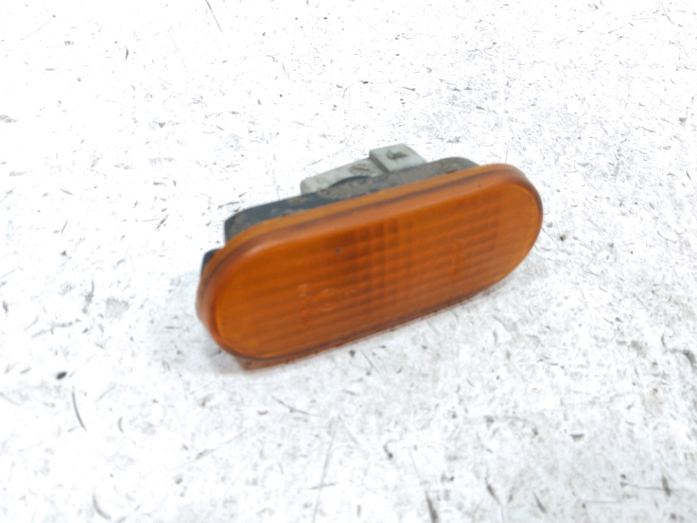 Repetiteur d'aile droit