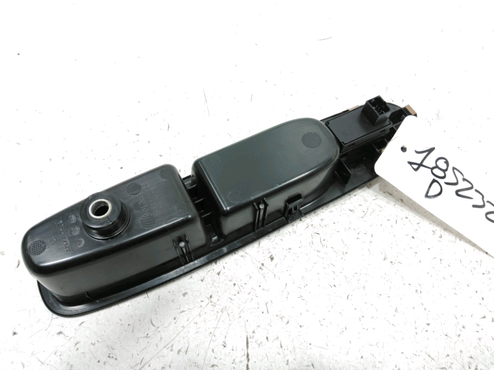 Commande lève-vitre avant droit