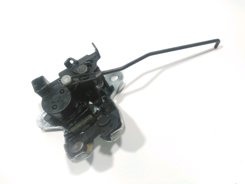 Serrure de coffre arrière