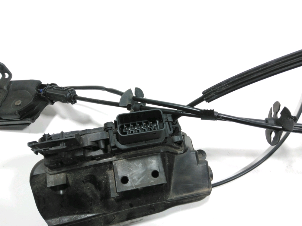 Serrure de porte avant droite