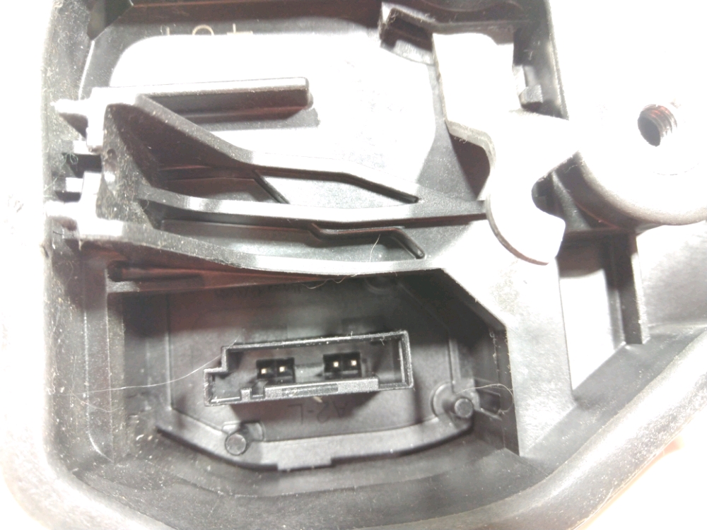 Serrure de porte avant gauche