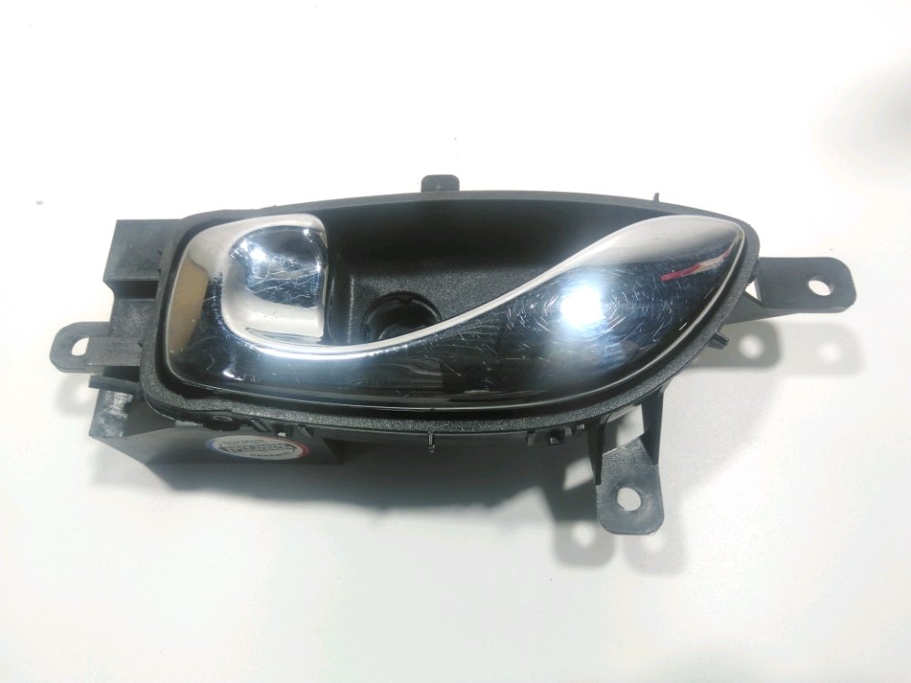 Poignee interieure porte avant gauche