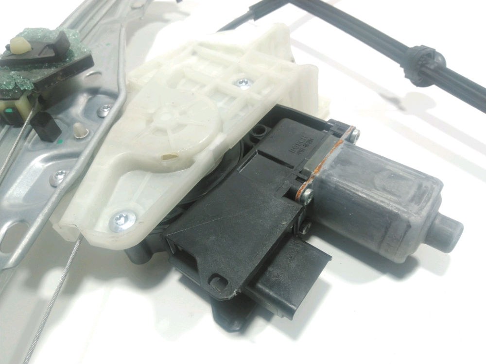 Lève-vitre électrique avant gauche