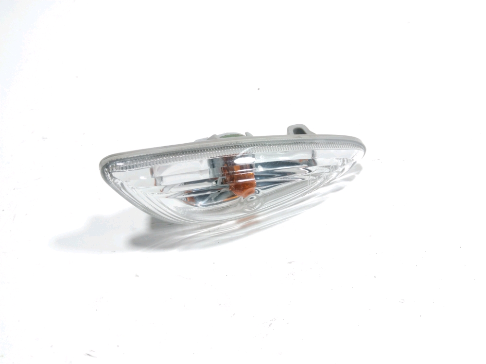 Repetiteur d'aile droit