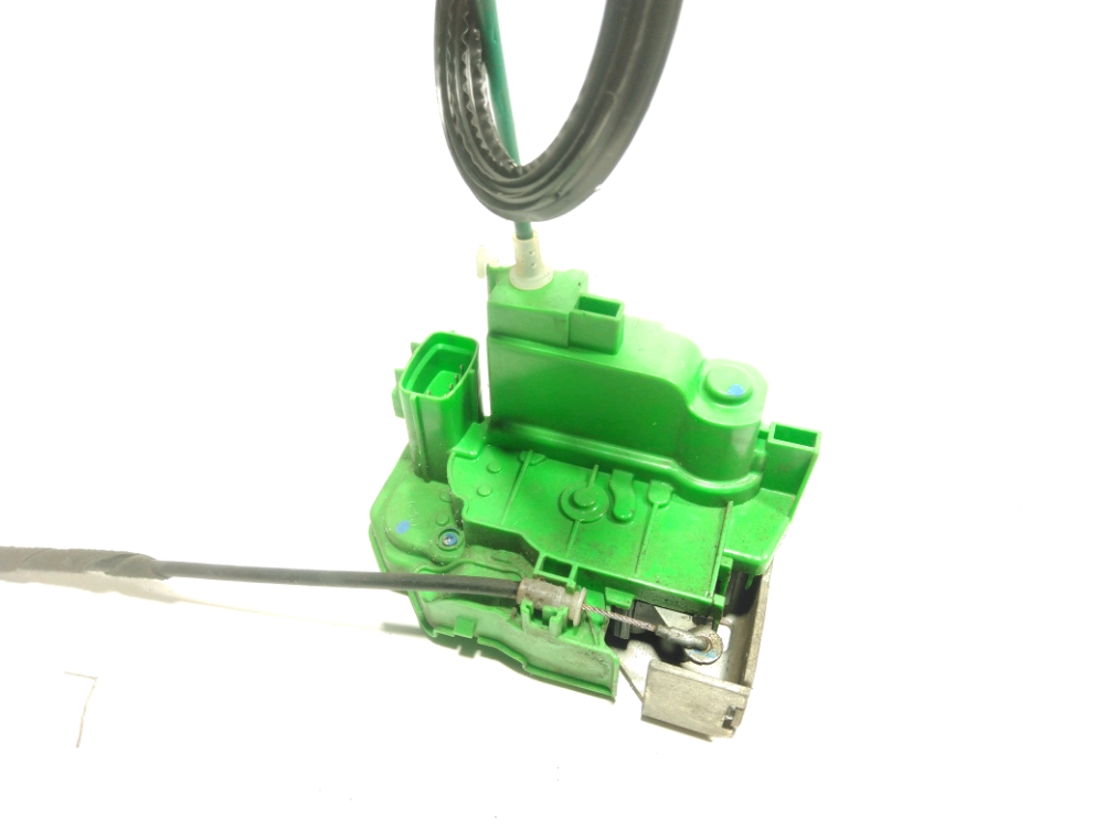 Serrure de porte avant droite