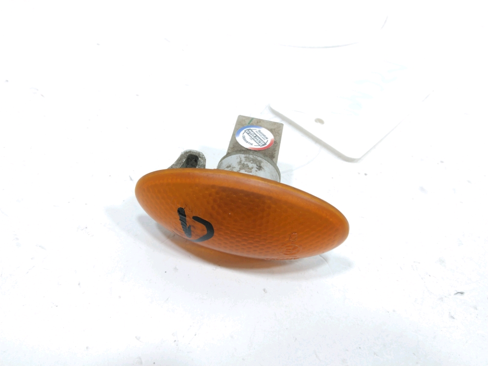 Repetiteur d'aile droit