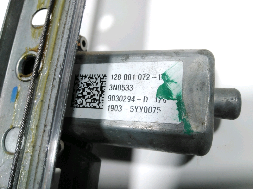 Lève-vitre électrique avant gauche