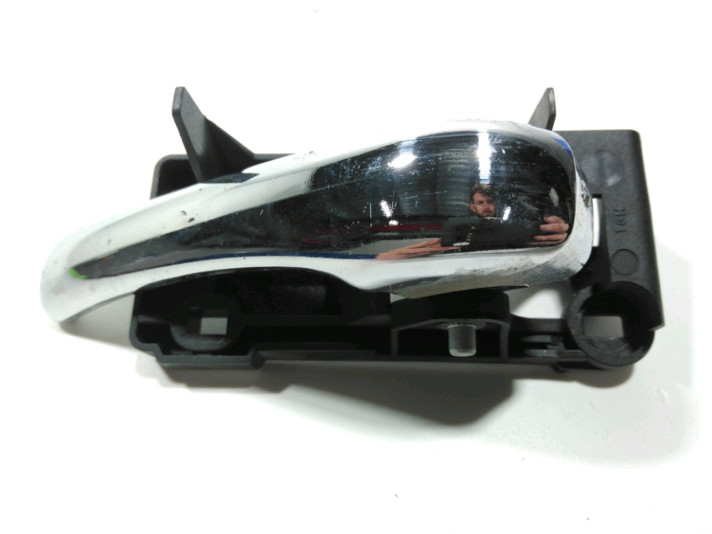 Poignee interieure porte avant gauche