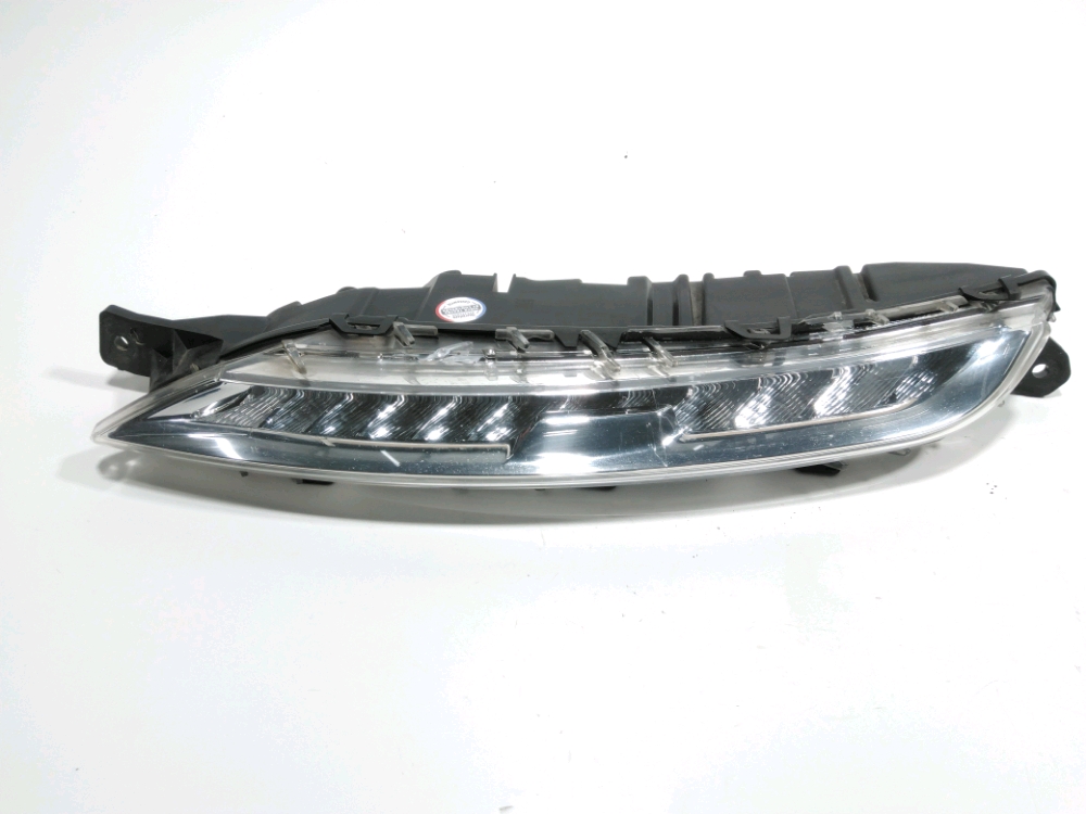 Feu diurne avant gauche