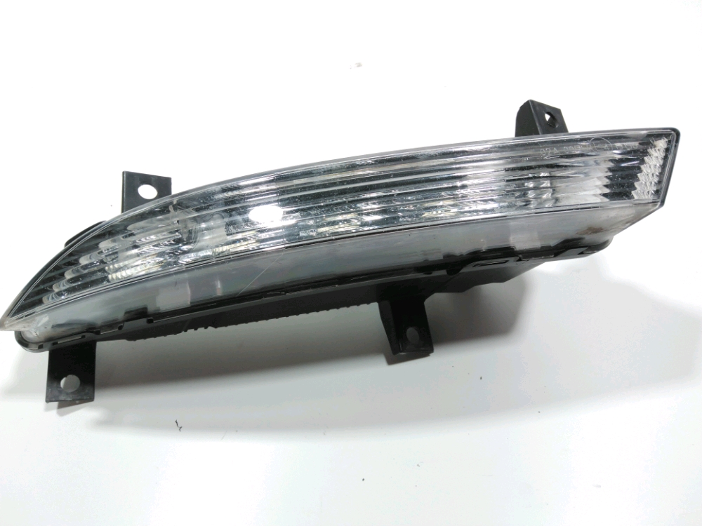 Feu diurne avant droit