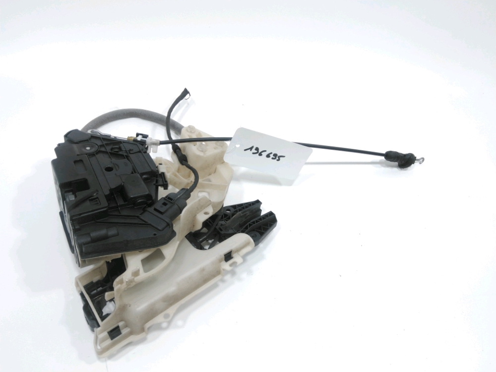 Serrure de porte avant droite