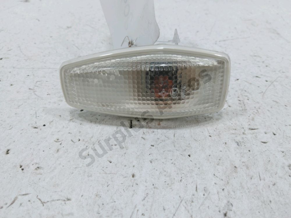 Repetiteur d'aile gauche