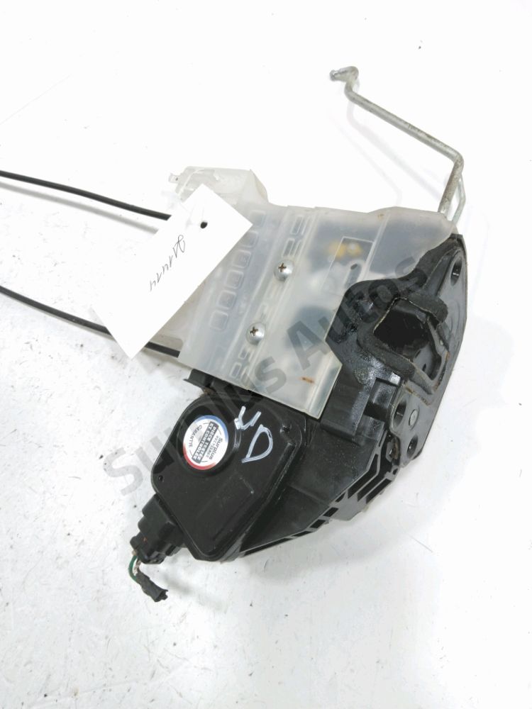 Serrure de porte avant droite