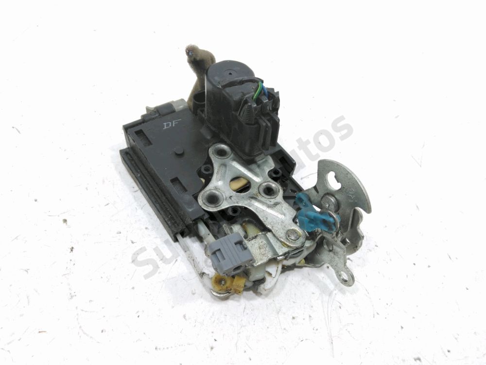 Serrure de porte avant droite