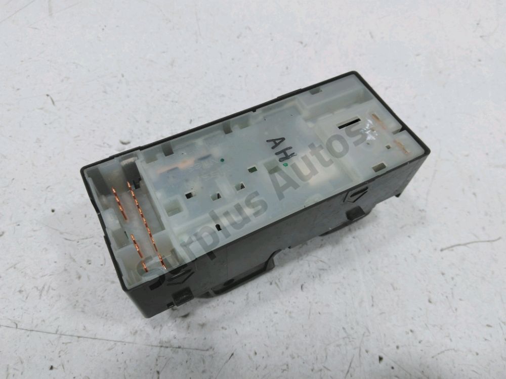 Commande lève-vitre avant gauche