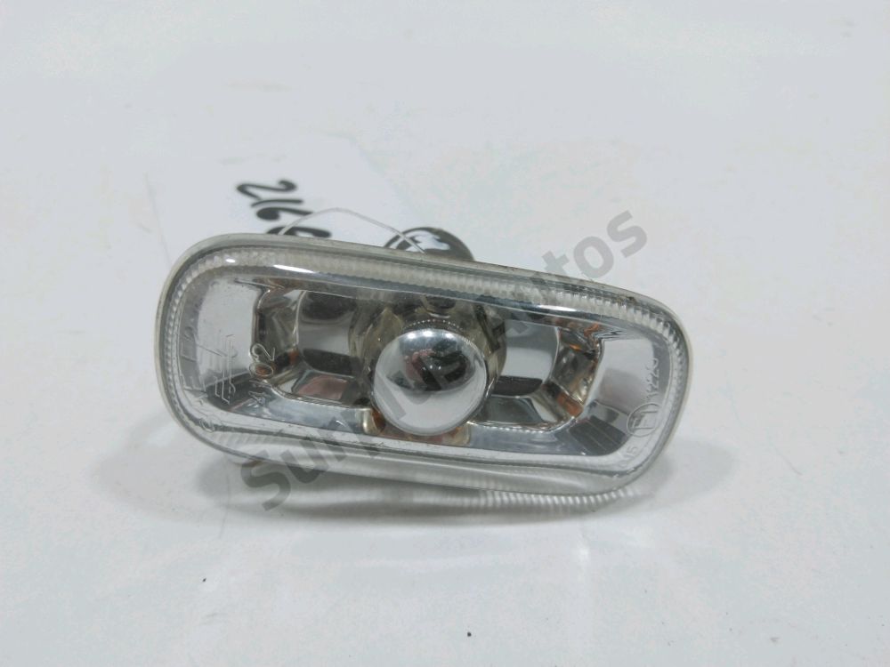 Repetiteur d'aile droit