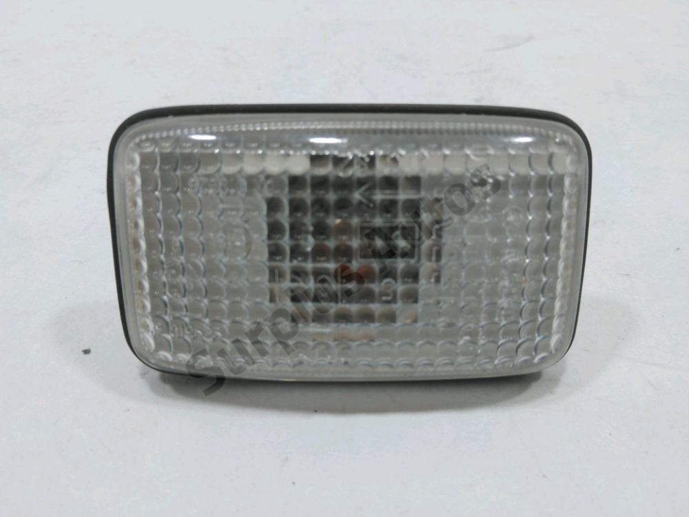 Repetiteur d'aile droit