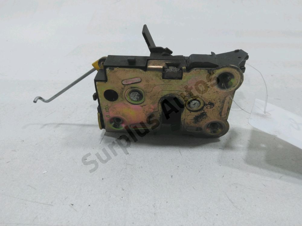 Serrure de porte avant droite