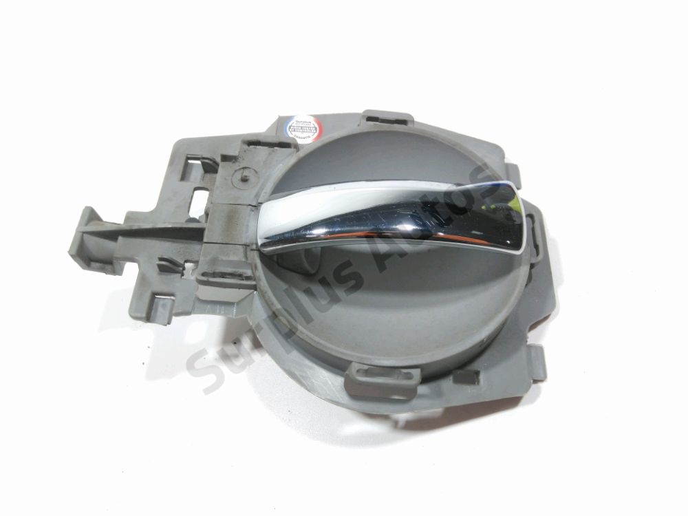 Poignee interieure porte avant gauche