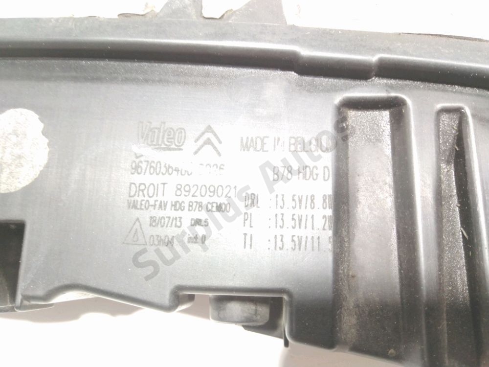 Feu diurne avant droit