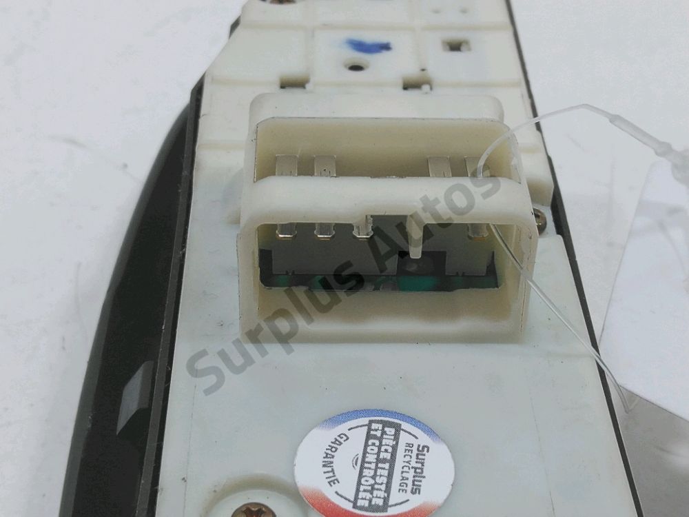 Commande lève-vitre avant gauche