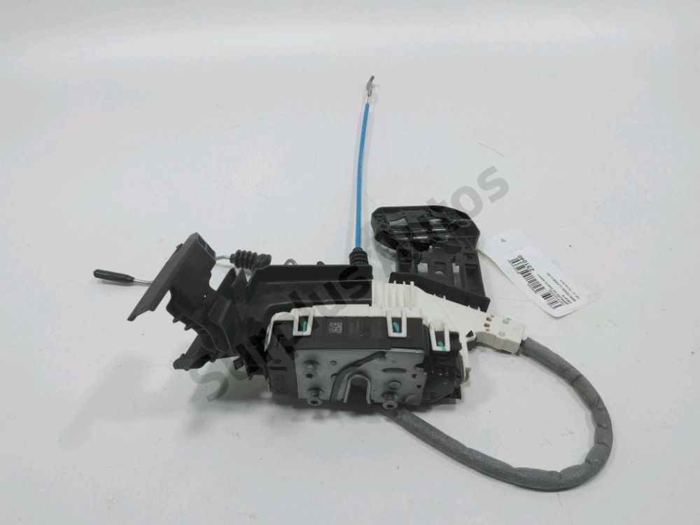 Serrure de porte avant droite