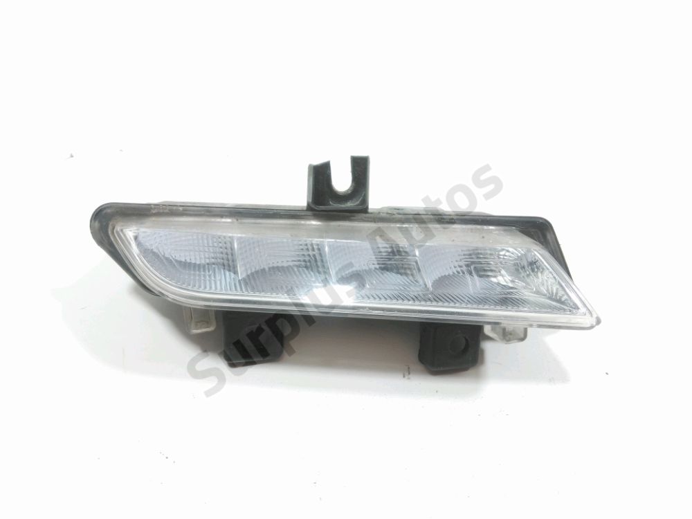 Feu diurne avant droit