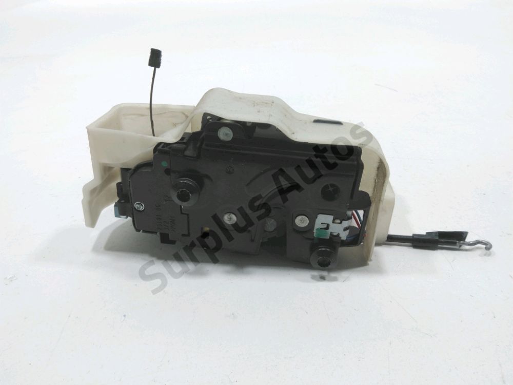 Serrure de porte avant droite