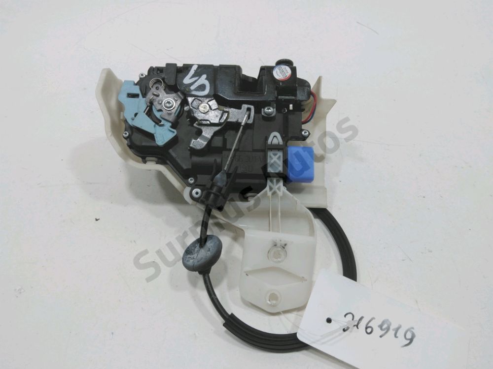 Serrure de porte avant droite