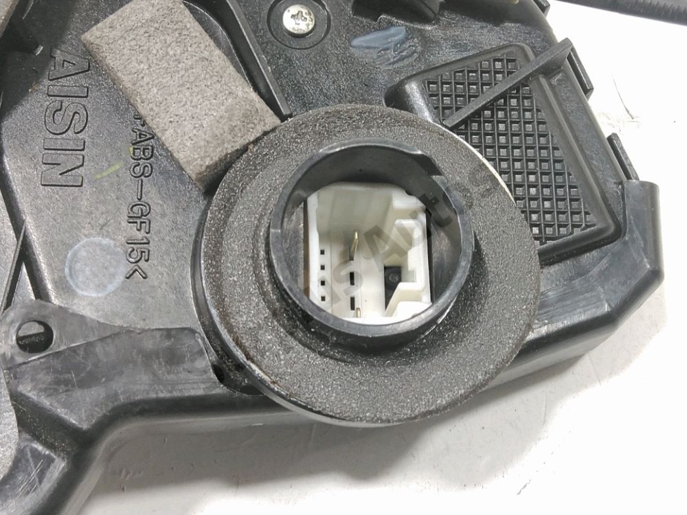 Serrure de porte avant droite