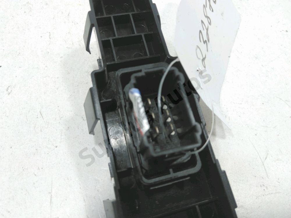 Commande lève-vitre avant droit