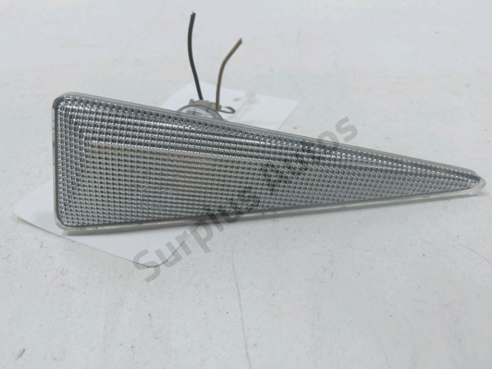 Repetiteur d'aile droit