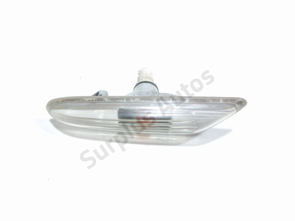 Repetiteur d'aile droit