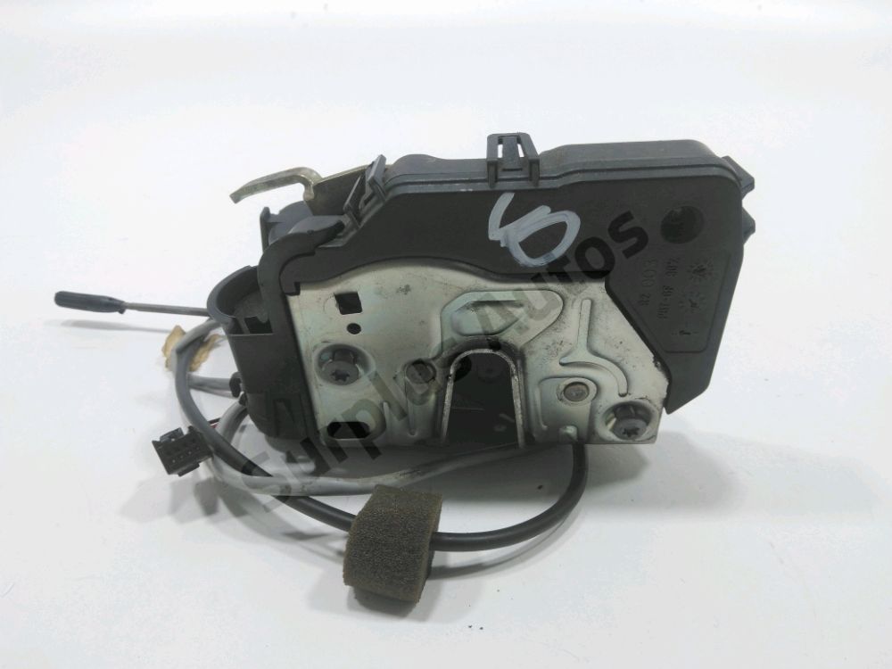 Serrure de porte avant droite