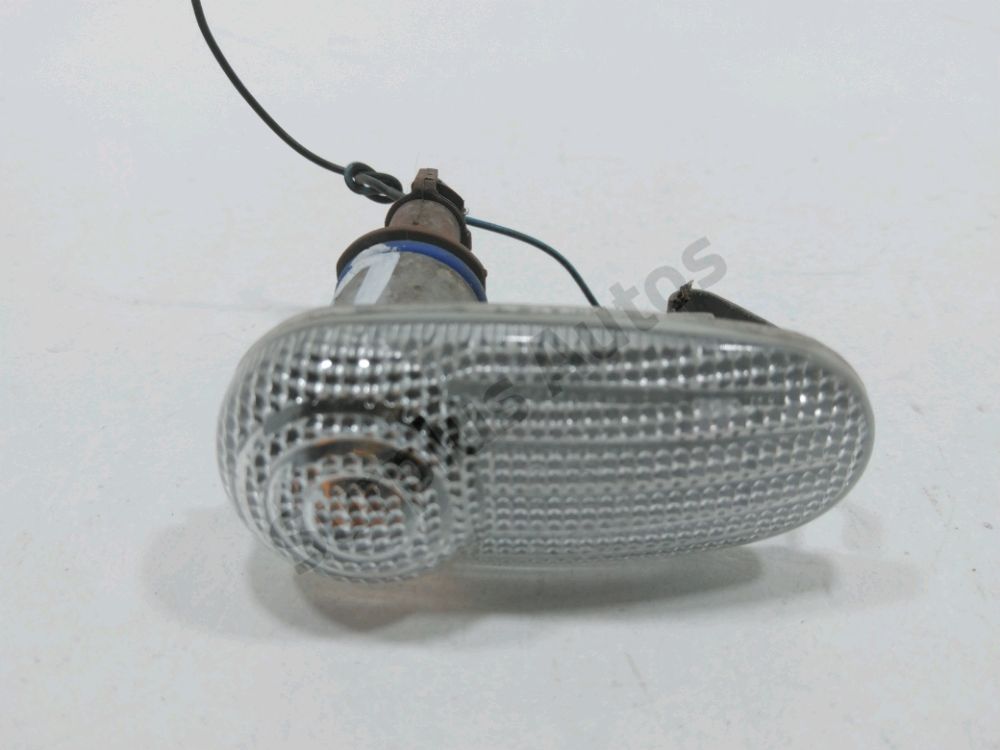 Repetiteur d'aile droit